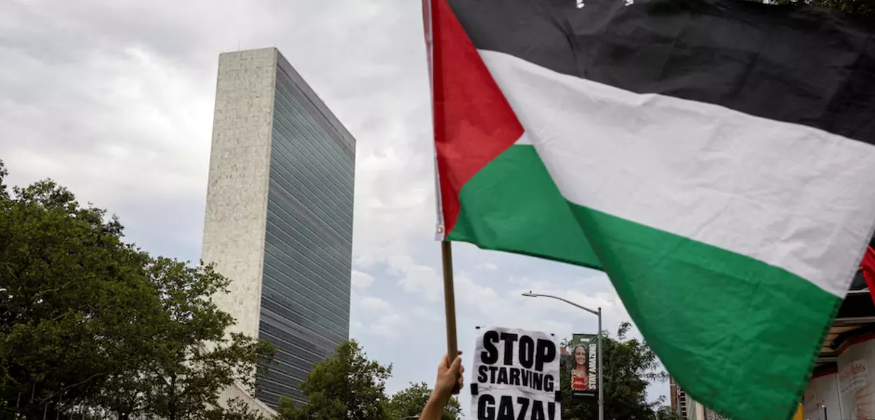 Pessoas se reúnem em frente à sede das Nações Unidas durante o protesto "Pare de Matar Gaza de Fome Agora" em meio ao conflito entre Israel e o Hamas, na cidade de Nova York, EUA, em 25 de julho de 2025