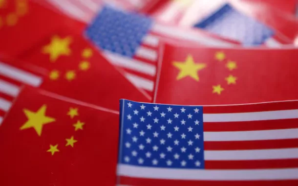 As bandeiras dos EUA e da China são vistas nesta ilustração 