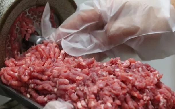 Tarifaço de Trump já derruba preço da carne e da fruta no Brasil; café dispara