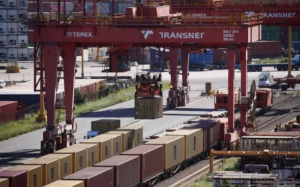 Contêineres são movidos de vagões ferroviários no Terminal de Contêineres do porto de Durban
10/04/2025
