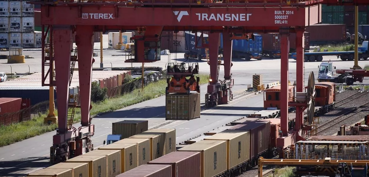 Contêineres são movidos de vagões ferroviários no Terminal de Contêineres do porto de Durban
10/04/2025
