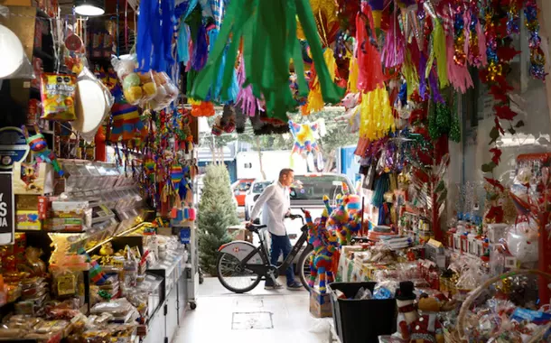 Um homem empurra uma bicicleta do lado de fora do mercado de produtos de Medellín, na Cidade do México, México, em 17 de dezembro de 2024