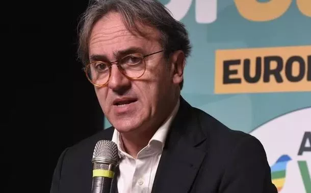 Veja quem é o deputado Angelo Bonelli, que diz ter fornecido endereço de Carla Zambelli à polícia da Itália