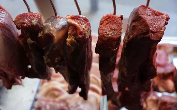 Pedaços de carne em açougue no Rio de Janeiro
