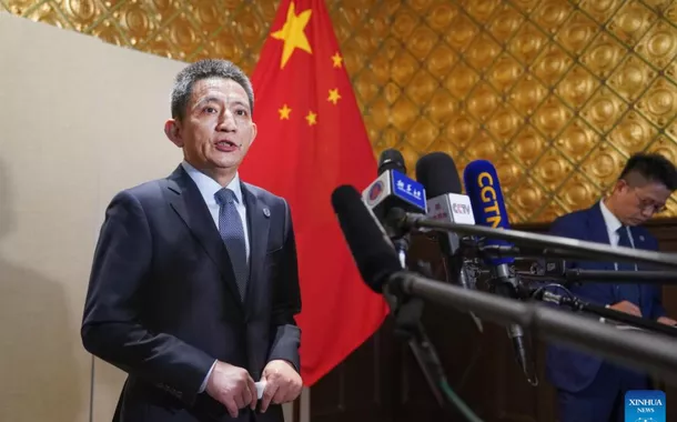 Li Chenggang, representante de comércio internacional da China no Ministério do Comércio e vice-ministro do Comércio, informa a imprensa após a nova rodada de negociações econômicas e comerciais entre a China e os Estados Unidos em Estocolmo