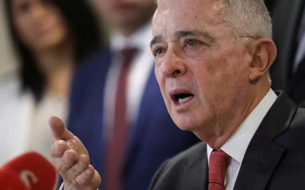 Ex-presidente Álvaro Uribe é condenado a doze anos de prisão na Colômbia