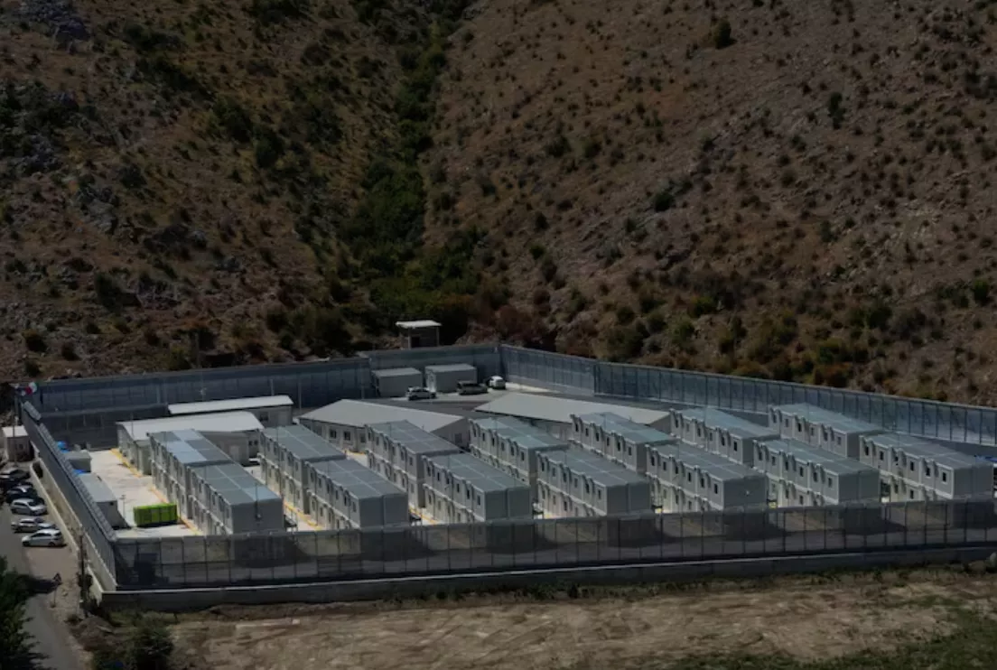 Uma imagem de drone mostra um centro de detenção de migrantes em Gjader, Albânia, em 31 de julho de 2025. A instalação foi criada como parte de um plano do governo italiano para processar migrantes resgatados no mar
