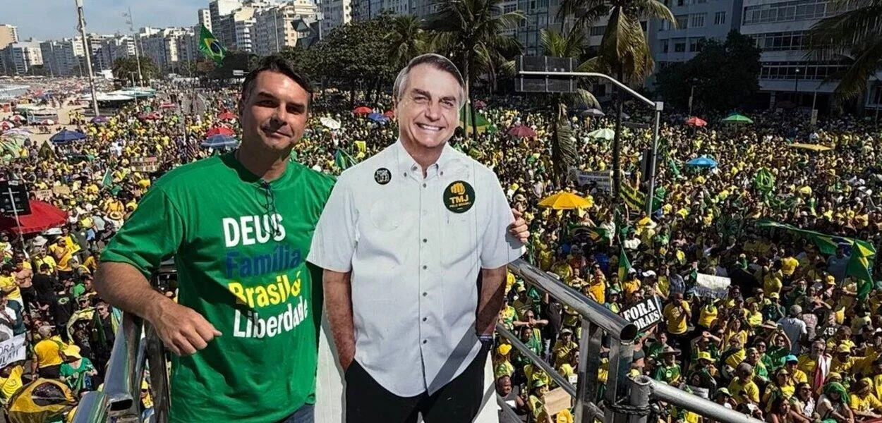 Flávio Bolsonaro e totem de Jair Bolsonaro
