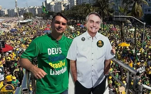 Flávio Bolsonaro e totem de Jair Bolsonaro