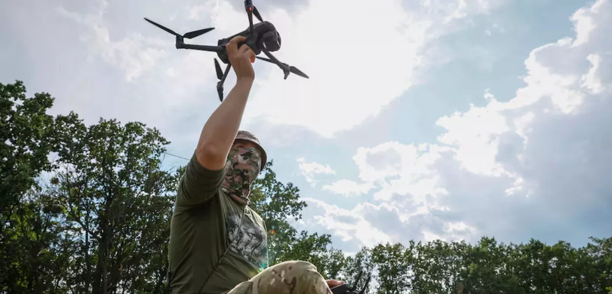 Um aluno da escola para pilotos de drones pratica durante uma aula, em meio ao ataque da Rússia à Ucrânia, em um local não revelado, Ucrânia, 30 de junho de 2023