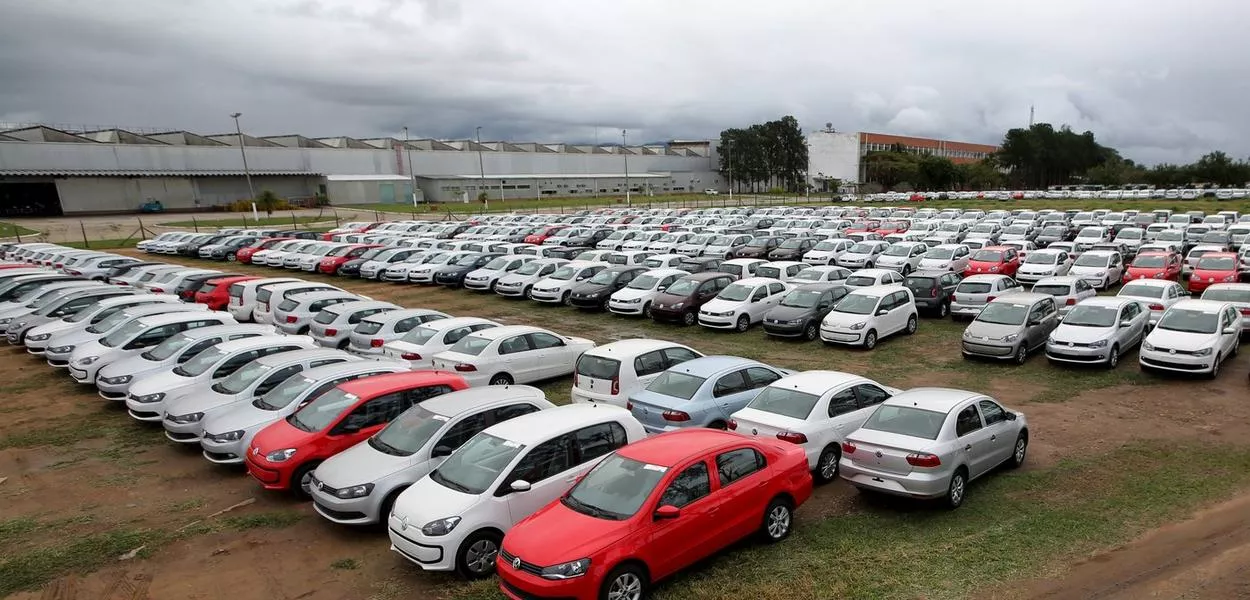 Carros novos estacionados em fábrica da Volkswagen em Taubaté