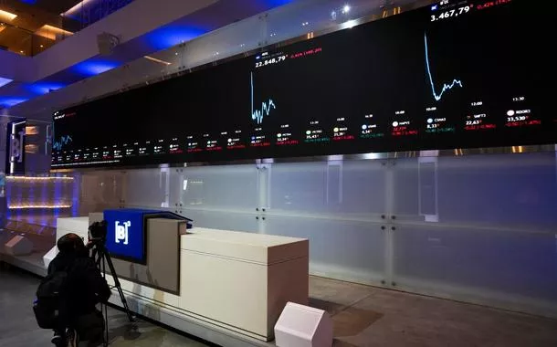 Painel eletrônico mostra variações de índices na B3, em São Paulo