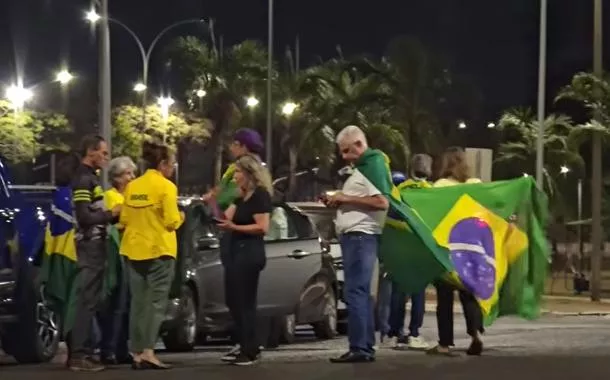 Em gesto golpista, bolsonaristas vão às ruas protestar contra prisão domiciliar de Bolsonaro