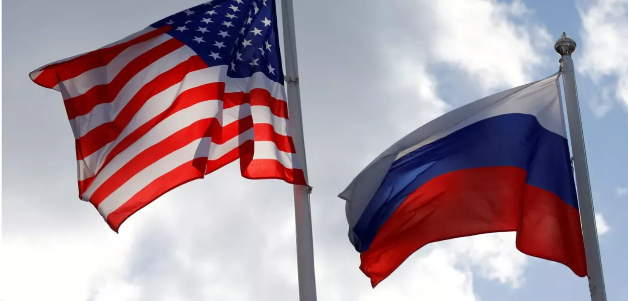 Bandeiras de EUA e Rússia
