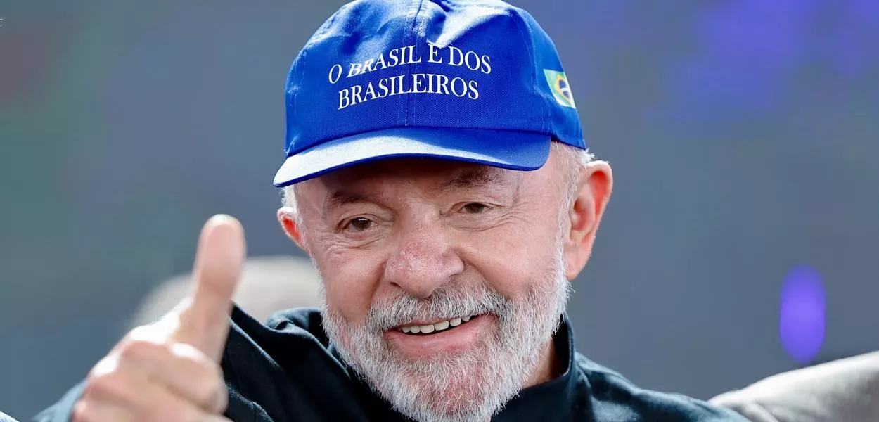 Lula usa o boné "O Brasil é dos brasileiros"