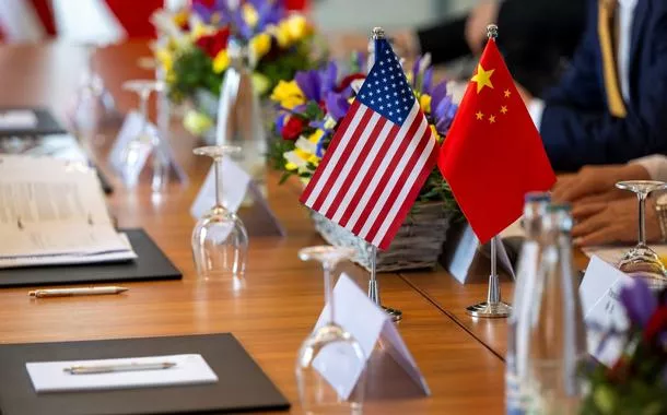 Bandeiras dos EUA e da China - 10/05/2025