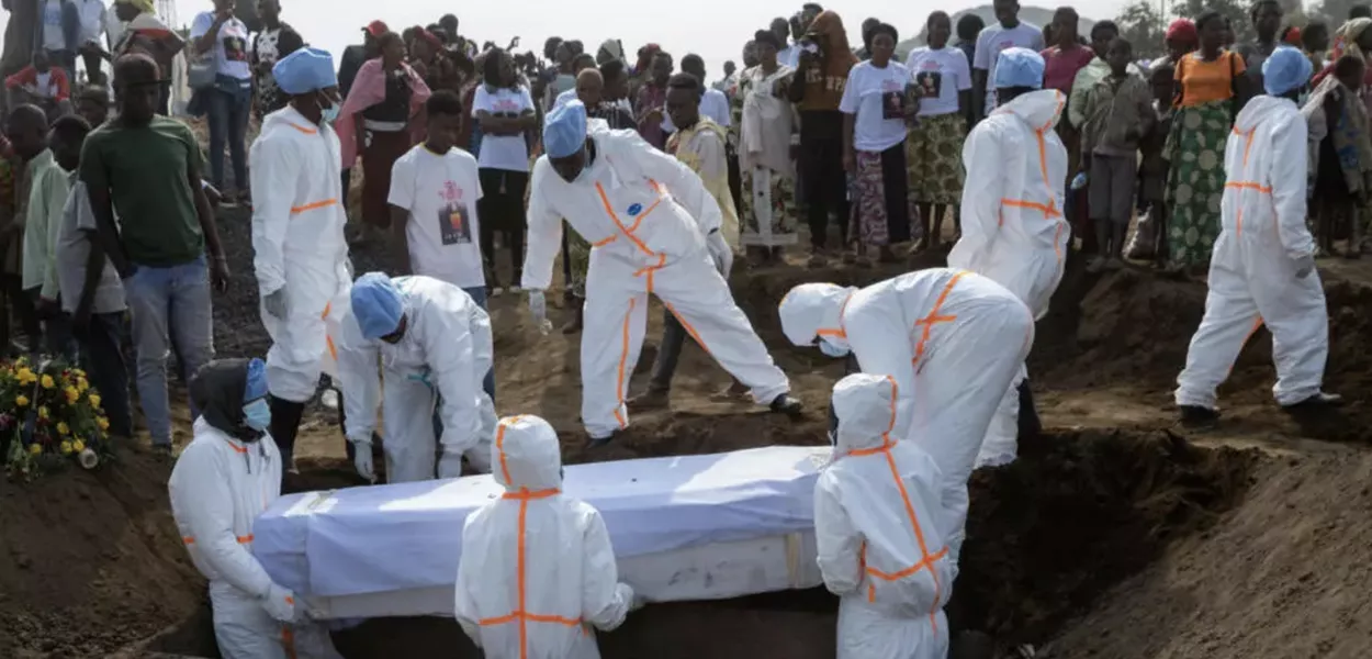 Trabalhadores da sociedade civil participam do enterro de civis mortos durante os confrontos entre rebeldes do M23, apoiados por Ruanda, e as Forças Armadas da República Democrática do Congo, no cemitério "Genocost", em Goma, Kivu do Norte, em 2 de setembro de 2024.