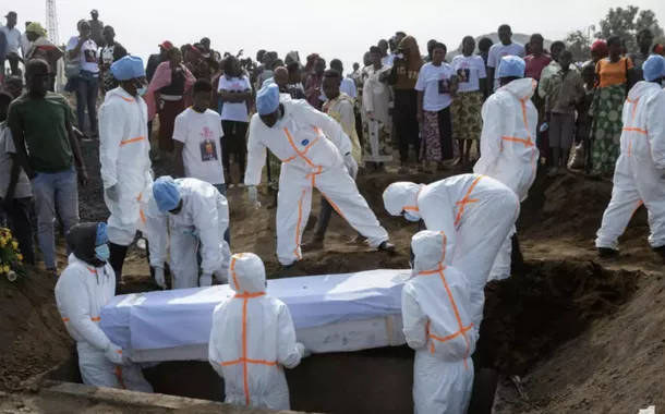 Trabalhadores da sociedade civil participam do enterro de civis mortos durante os confrontos entre rebeldes do M23, apoiados por Ruanda, e as Forças Armadas da República Democrática do Congo, no cemitério "Genocost", em Goma, Kivu do Norte, em 2 de setembro de 2024.