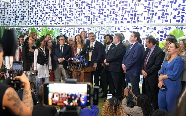 "É uma espécie de AI-5 parlamentar", diz Lindbergh sobre ocupação das mesas do Congresso por bolsonaristas