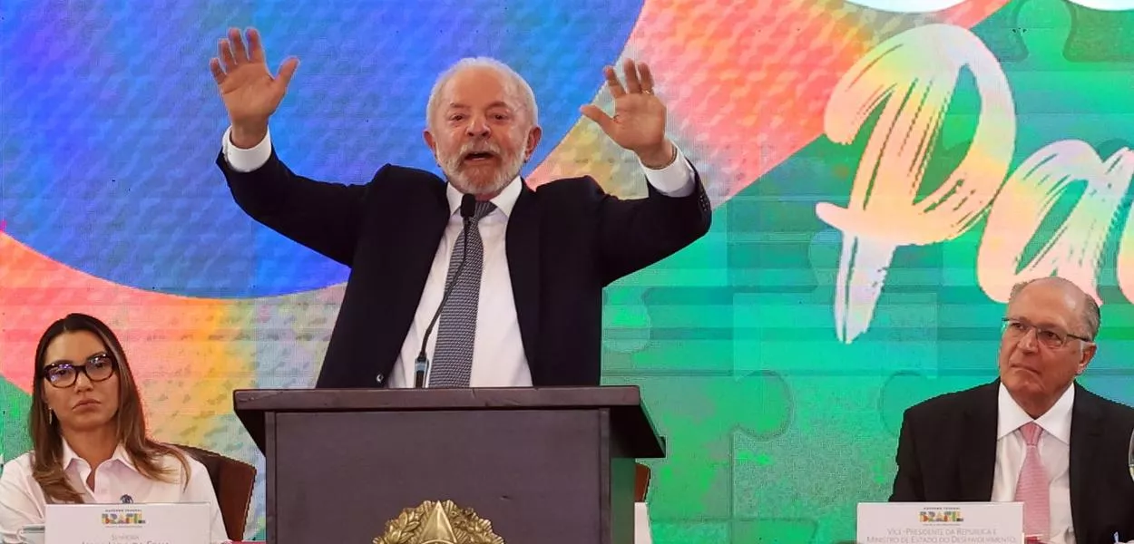 Brasília (DF), 05/08/2025 - O presidente da República, Luiz Inácio Lula da Silva, tendo ao lado esquerdo a primeira-dama, Janja Lula da Silva e ao lado direito o vice-presidente, Geraldo Alckmin, durante 5ª Reunião Plenária do Conselho de Desenvolvimento Econômico Social Sustentável (CDESS), realizado no Palácio do Itamaraty