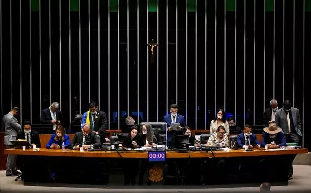 Parlamentares da oposição na Mesa da Câmara tapam a boca para protestar contra a prisão domiciliar do ex-presidente Bolsonaro, em Brasília