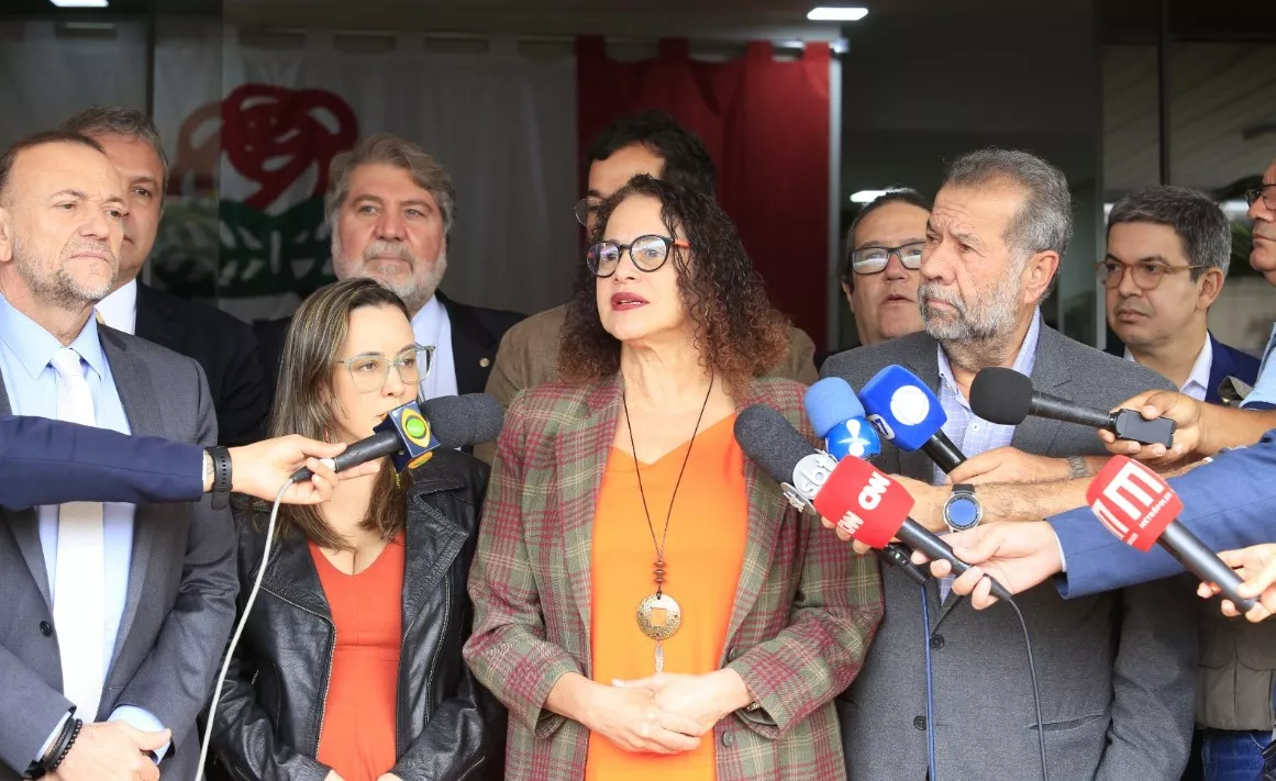 Luciana Santos conversa com jornalista na sede do PDT