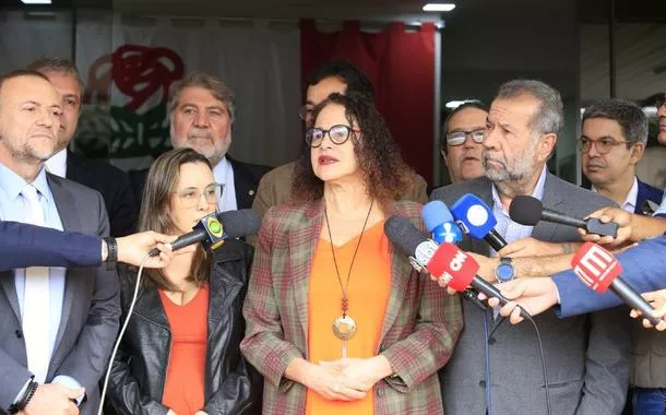 Luciana Santos conversa com jornalista na sede do PDT
