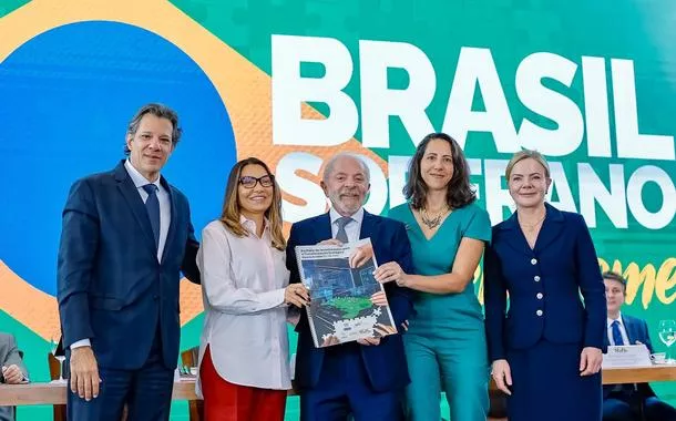 Gleisi cita conquistas sociais no governo Lula e também repudia tarifaço de Trump: 'venceremos a chantagem e a traição'
