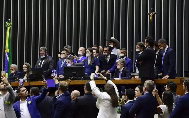 Ocupação bolsonarista paralisa Congresso; Motta e Alcolumbre cancelam sessões