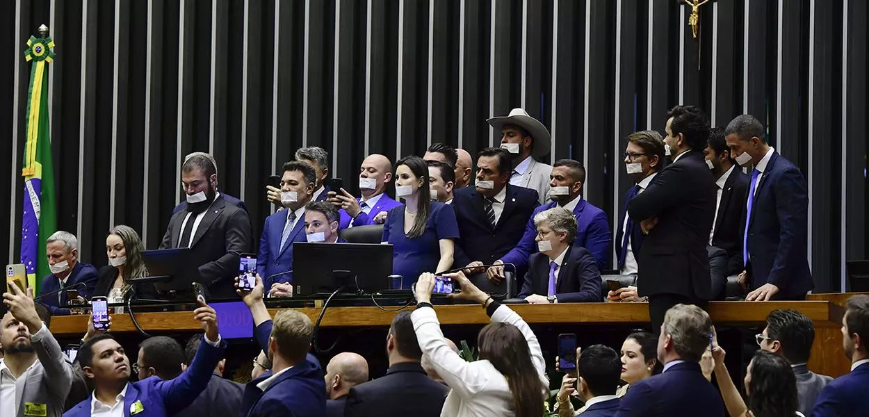 Deputados de oposição ocupam Mesa Diretora da Câmara dos Deputados. O grupo prometeu nesta semana permanecer no local até que a Casa dê uma “resposta” à prisão e às demais sanções impostas pelo ministro do STF Alexandre de Moraes a Jair Bolsonaro