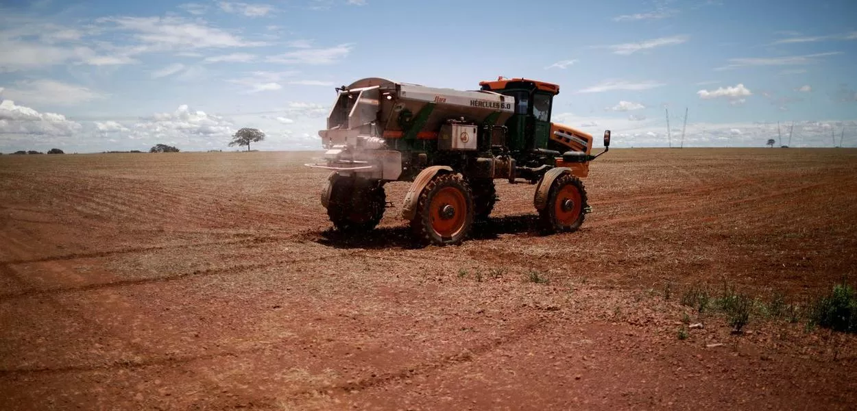 Agricultor espalha fertilizantes em Brasília