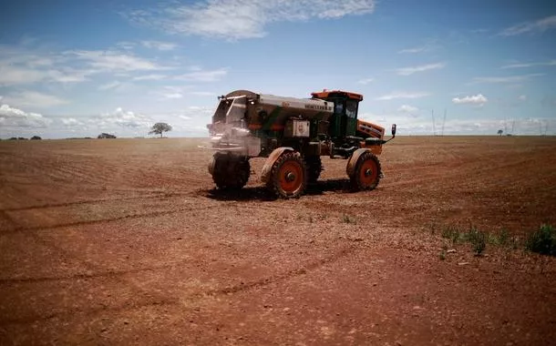 Agricultor espalha fertilizantes em Brasília