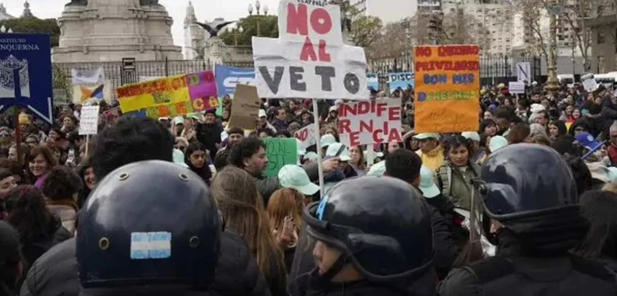 Forças policiais aergentinas reprimem marcha pacífica por direitos de pessoas com deficiência