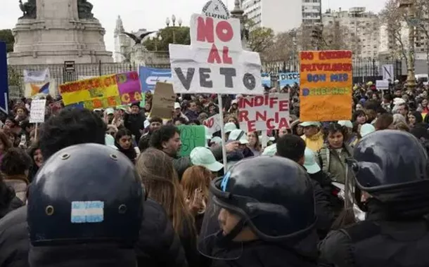 Forças policiais aergentinas reprimem marcha pacífica por direitos de pessoas com deficiência