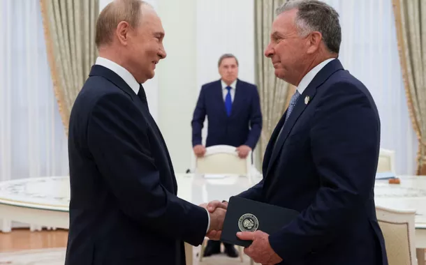 O presidente russo Vladimir Putin recebe o enviado do presidente dos EUA, Donald Trump, Steve Witkoff, durante uma reunião em Moscou, Rússia, em 6 de agosto de 2025