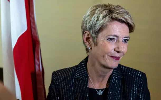 A presidente suíça, Karin Keller-Sutter, fala com a imprensa após uma coletiva de imprensa, após se reunir em reuniões bilaterais separadas com as delegações chinesa e americana antes das negociações comerciais em Genebra, Suíça, em 9 de maio de 2025