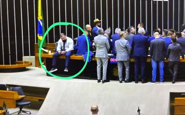 Paulo Bilynskyj sentado na Mesa da Câmara