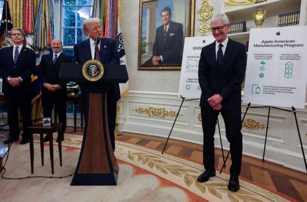 O CEO da Apple, Tim Cook, reage enquanto o presidente dos EUA, Donald Trump, discursa, enquanto eles apresentam o anúncio da Apple de um investimento de US$ 100 bilhões na indústria dos EUA, enquanto o secretário do Tesouro dos EUA, Scott Bessent, e o secretário do Comércio, Howard Lutnick, estão de pé, no Salão Oval da Casa Branca em Washington, DC, EUA, 6 de agosto de 2025