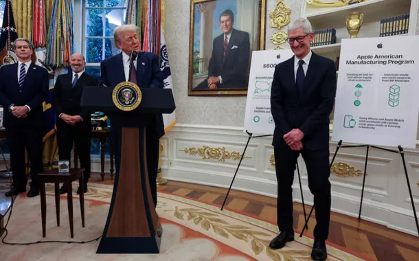 O CEO da Apple, Tim Cook, reage enquanto o presidente dos EUA, Donald Trump, discursa, enquanto eles apresentam o anúncio da Apple de um investimento de US$ 100 bilhões na indústria dos EUA, enquanto o secretário do Tesouro dos EUA, Scott Bessent, e o secretário do Comércio, Howard Lutnick, estão de pé, no Salão Oval da Casa Branca em Washington, DC, EUA, 6 de agosto de 2025