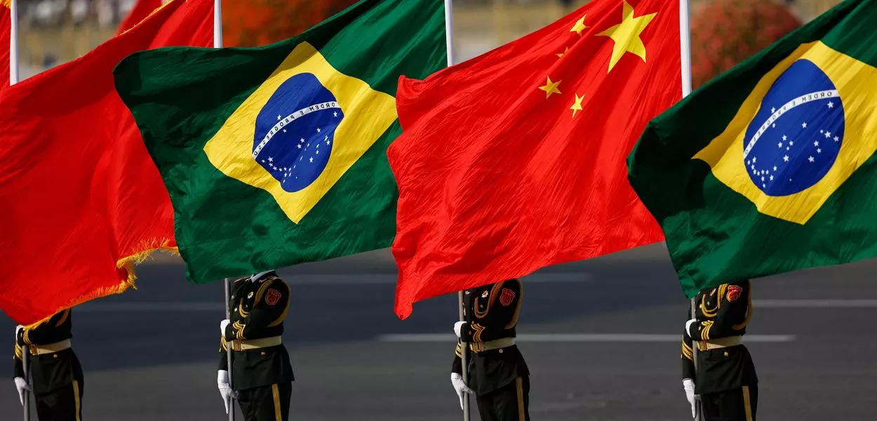 Bandeiras do Brasil e da China por ocasião de visita do presidente Lula a Pequim
13/05/2025