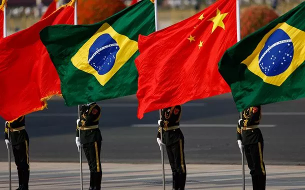 Bandeiras do Brasil e da China por ocasião de visita do presidente Lula a Pequim
13/05/2025
