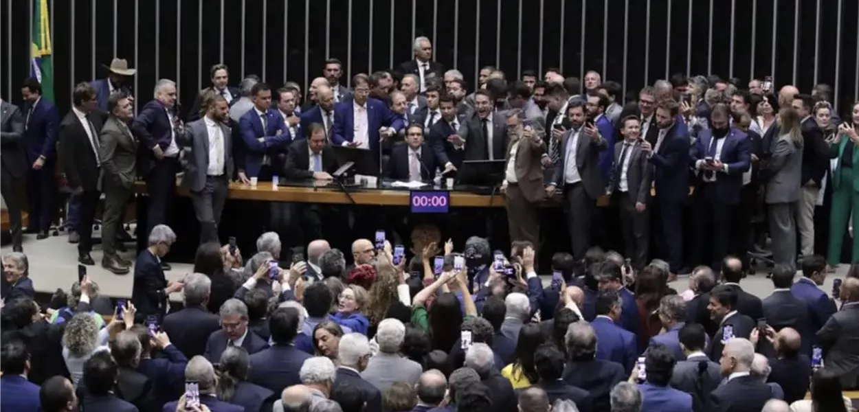 Hugo Motta diante do plenário ocupado