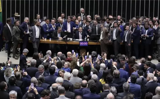 Hugo Motta diante do plenário ocupado