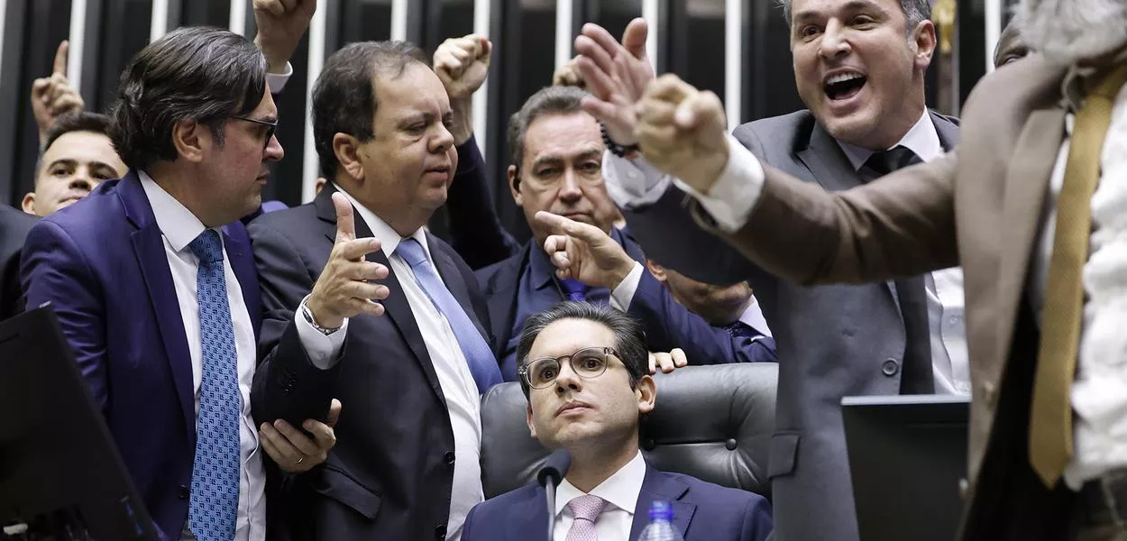 Hugo Motta cercado por deputados