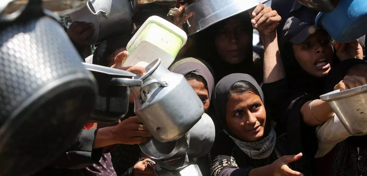Palestinos desesperados aguardam para receber comida em Khan Younis, na Faixa de Gaza, em meio aos ataques de Israel - 04/08/2025