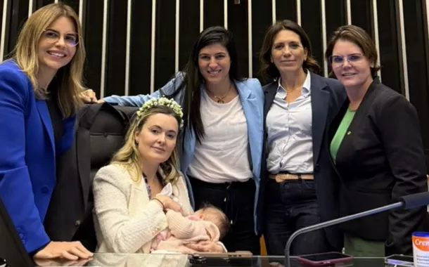 Deputada Júlia Zanatta posa para foto com aliadas, na mesa diretora da Câmara dos Deputados, e com a filha 
