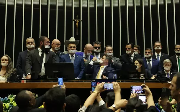 Oposição de extrema direita ocupa Congresso contra prisão de Bolsonaro