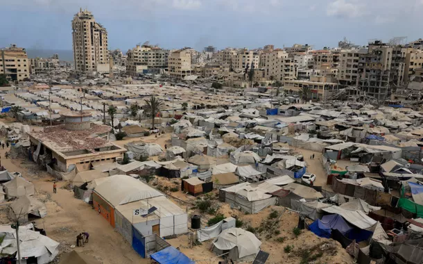 Palestinos, deslocados pela ofensiva israelense, abrigam-se em tendas, em meio a uma crise de fome, na Cidade de Gaza, em 1º de agosto de 2025. REUTERS/Dawoud Abu Alkas/