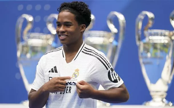 Brasileiro Endrick vence disputa e herda camisa 9 do Real Madrid