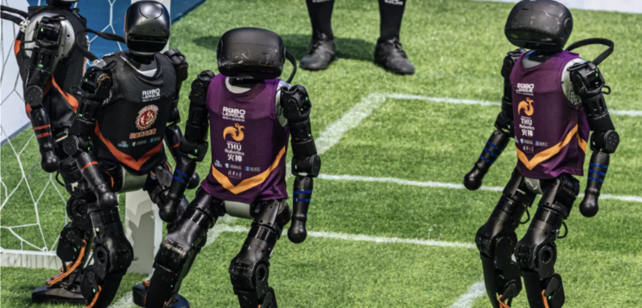 Jogo de futebol entre robôs humanoides